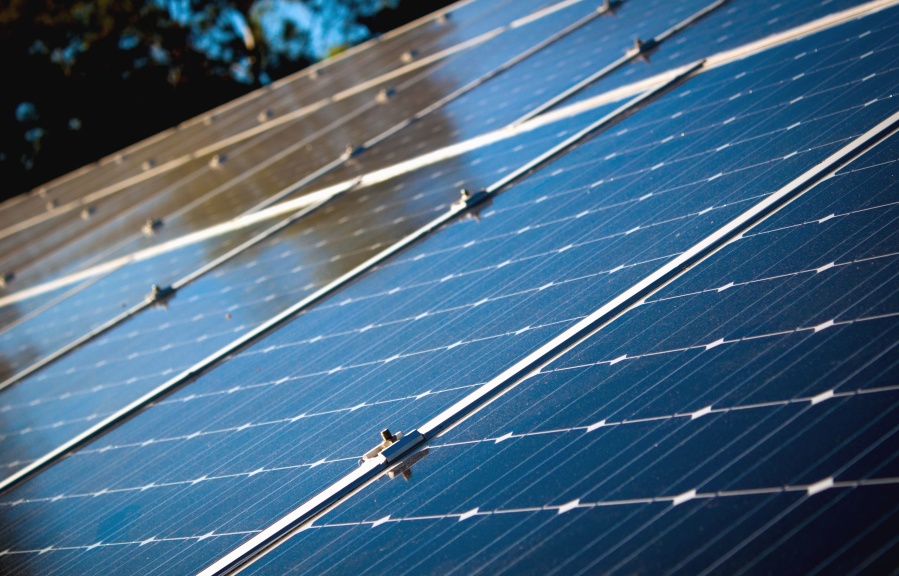 d&eacute;couvrez les enjeux et les perspectives du d&eacute;bat sur l'&eacute;nergie photovolta&iuml;que, une solution durable pour l'avenir. analyse des avantages, des d&eacute;fis et des innovations dans le secteur solaire.
