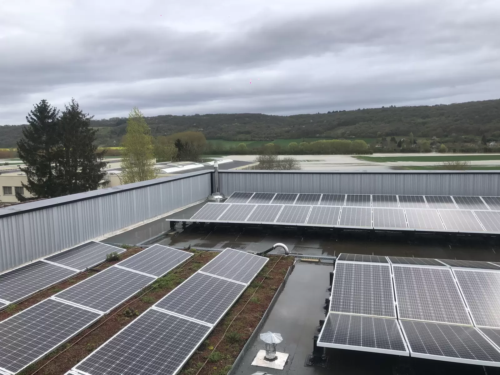 d&eacute;couvrez les tendances et innovations de l'&eacute;nergie solaire en 2025. explorez les nouvelles technologies, les avanc&eacute;es en mati&egrave;re d'efficacit&eacute; &eacute;nerg&eacute;tique et les opportunit&eacute;s d'investissement dans un secteur en pleine expansion. restez inform&eacute; sur l'avenir de l'&eacute;nergie renouvelable.