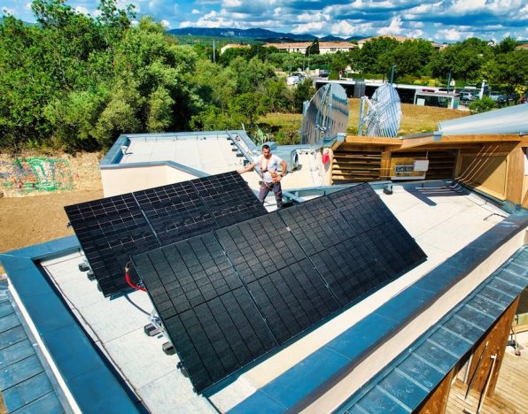 d&eacute;couvrez notre guide complet sur le photovolta&iuml;que en 2025 : les meilleures technologies, des conseils d'installation, les tendances du march&eacute; et des astuces pour maximiser votre production d'&eacute;nergie solaire. informez-vous pour faire le choix &eacute;clair&eacute; qui r&eacute;duira vos factures d'&eacute;lectricit&eacute; tout en contribuant &agrave; un avenir durable.