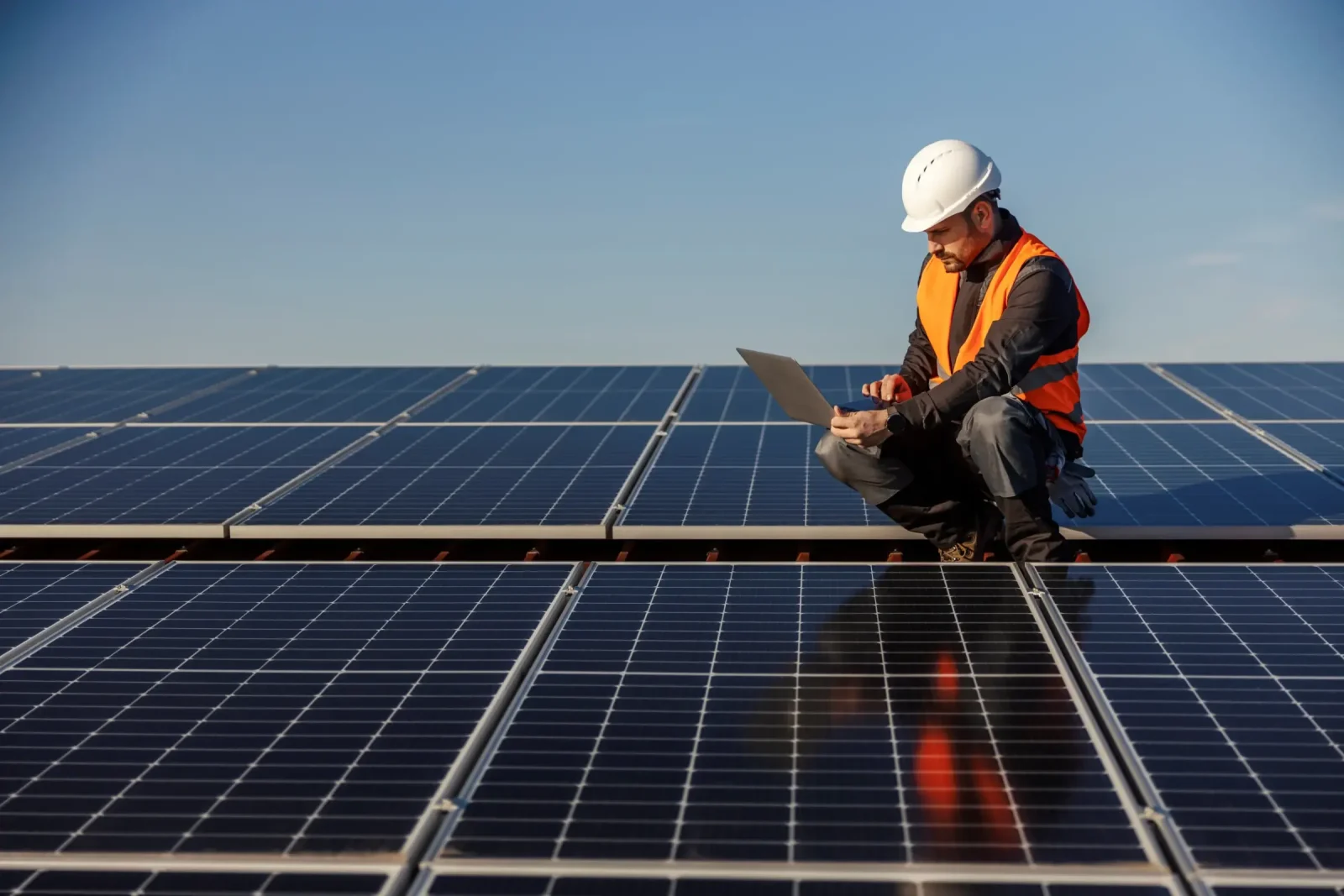 d&eacute;couvrez notre guide complet sur les syst&egrave;mes photovolta&iuml;ques : installation, entretien, avantages &eacute;cologiques et &eacute;conomiques, et conseils pratiques pour maximiser votre production d'&eacute;nergie solaire.