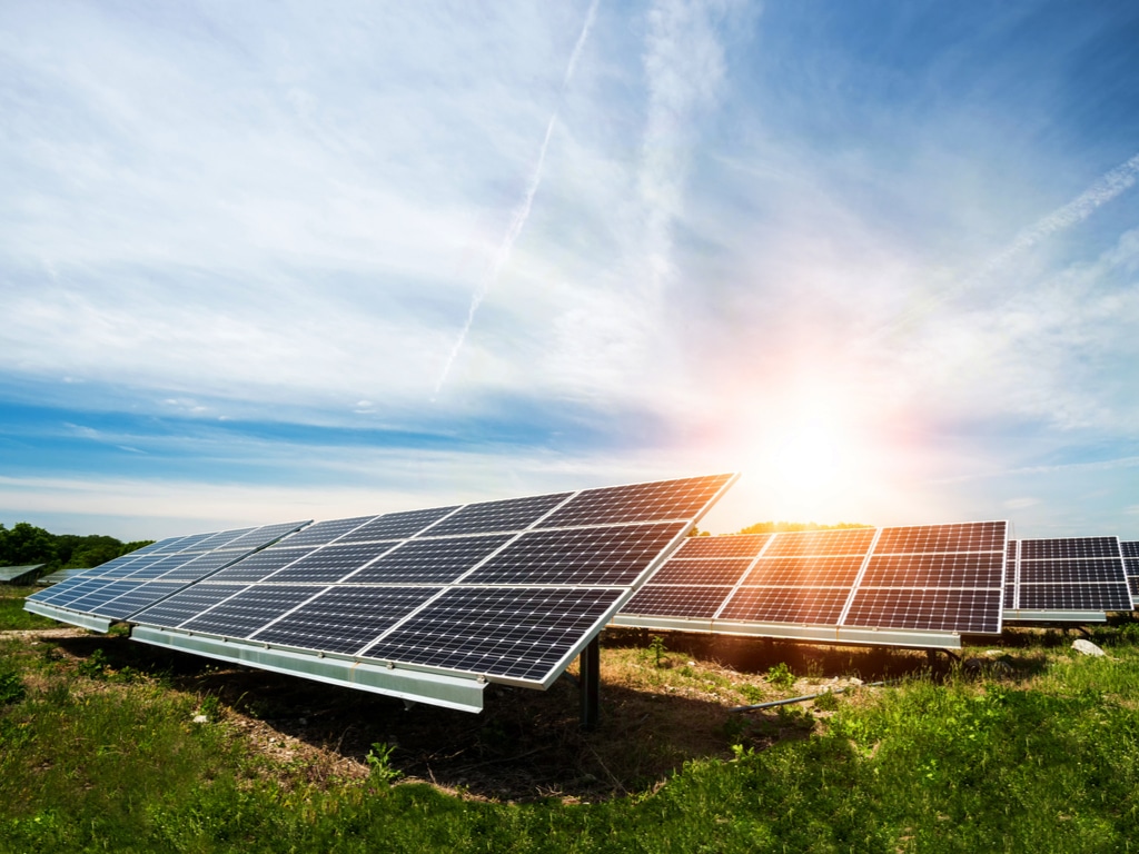 d&eacute;couvrez tout ce que vous devez savoir sur l'&eacute;nergie photovolta&iuml;que : fonctionnement des panneaux solaires, avantages, installations, aides financi&egrave;res et actualit&eacute;s du secteur pour vous aider &agrave; faire des choix &eacute;clair&eacute;s.