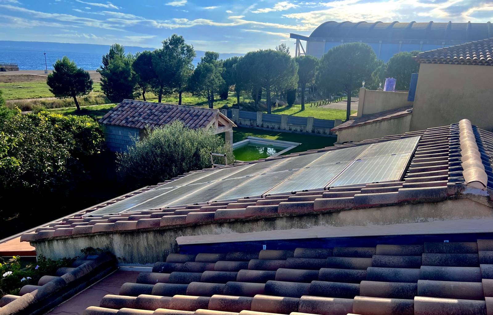 d&eacute;couvrez comment investir en photovolta&iuml;que peut vous permettre de g&eacute;n&eacute;rer des revenus tout en contribuant &agrave; la protection de l'environnement. explorez les avantages financiers et &eacute;cologiques de cette source d'&eacute;nergie renouvelable, ainsi que les &eacute;tapes cl&eacute;s pour r&eacute;ussir votre projet d'investissement.