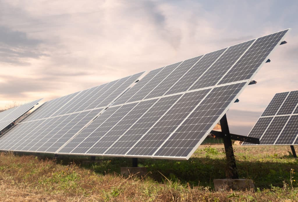 d&eacute;couvrez comment investir dans l'&eacute;nergie solaire peut vous permettre de r&eacute;aliser des &eacute;conomies significatives tout en contribuant &agrave; un avenir durable. informez-vous sur les avantages financiers, les options d'installation et l'impact environnemental positif de l'&eacute;nergie solaire.