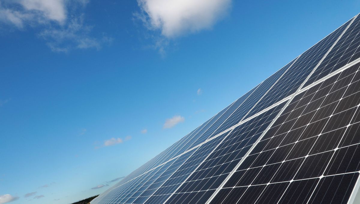 d&eacute;couvrez comment investir dans le photovolta&iuml;que pour profiter d'une &eacute;nergie renouvelable tout en g&eacute;n&eacute;rant des revenus passifs. informez-vous sur les avantages fiscaux, les diff&eacute;rentes solutions d'investissement et boostez votre transition &eacute;nerg&eacute;tique tout en participant &agrave; la protection de l'environnement.