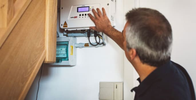 d&eacute;couvrez les meilleures options pour r&eacute;parer ou remplacer vos composants photovolta&iuml;ques. notre guide vous aide &agrave; maximiser l'efficacit&eacute; de votre syst&egrave;me solaire tout en minimisant les co&ucirc;ts et en prolongeant sa dur&eacute;e de vie.