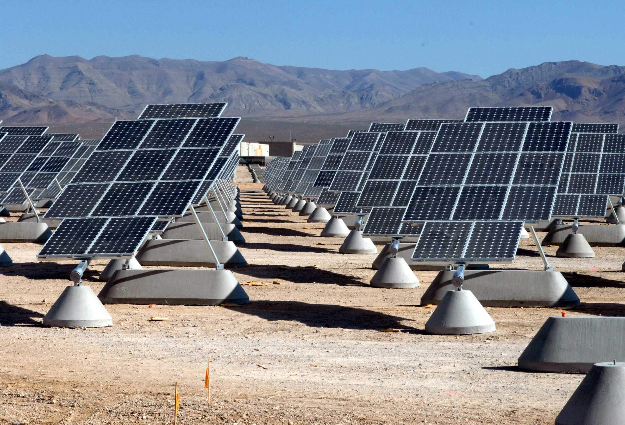 d&eacute;couvrez les d&eacute;fis r&eacute;glementaires auxquels sont confront&eacute;s les projets photovolta&iuml;ques en france. analyse des enjeux juridiques, des normes environnementales et des solutions pour optimiser l'int&eacute;gration de l'&eacute;nergie solaire dans un cadre l&eacute;gal en constante &eacute;volution.
