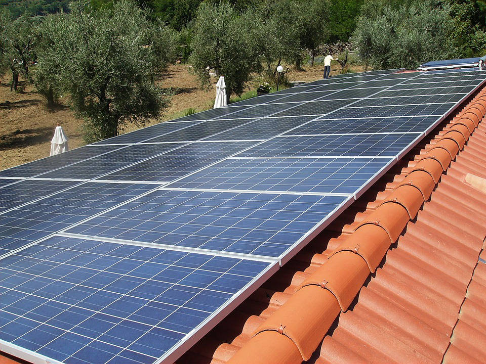 découvrez comment investir dans l'énergie solaire pour profiter d'avantages financiers tout en contribuant à la protection de l'environnement. explorez les opportunités et des conseils pratiques pour maximiser votre retour sur investissement dans le secteur photovoltaïque.