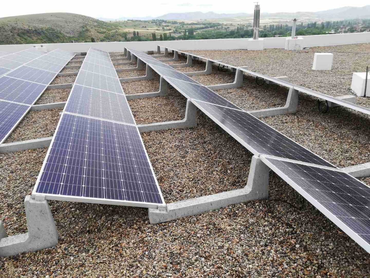 d&eacute;couvrez les avantages des panneaux solaires adapt&eacute;s aux toits en pente. optimisez votre consommation d'&eacute;nergie et r&eacute;duisez votre empreinte carbone avec des solutions innovantes et esth&eacute;tiques.