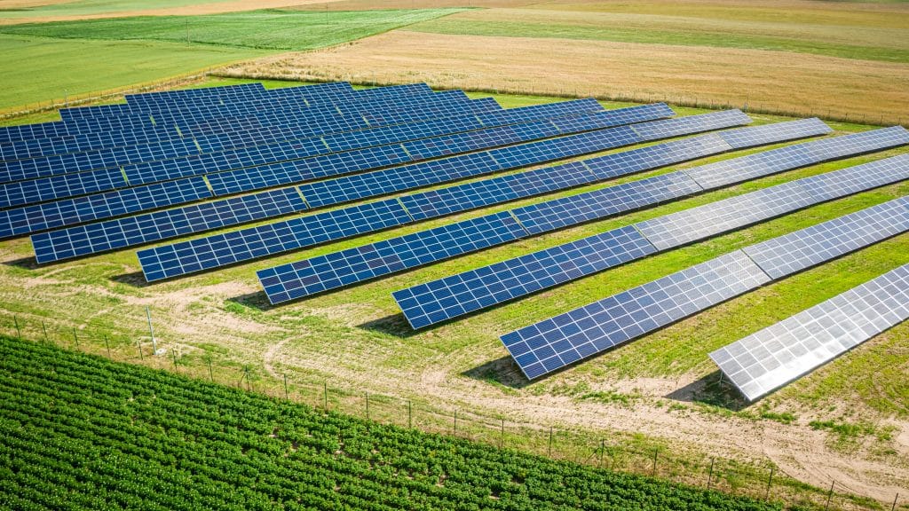 d&eacute;couvrez le photovolta&iuml;que, une solution &eacute;nerg&eacute;tique durable qui transforme la lumi&egrave;re du soleil en &eacute;lectricit&eacute;. apprenez comment cette technologie innovante contribue &agrave; la r&eacute;duction de votre facture d'&eacute;nergie et &agrave; la protection de l'environnement. explorez les avantages des panneaux solaires pour votre maison ou votre entreprise.