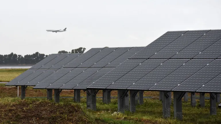 le solaire d&eacute;passe le charbon en europe, marquant une &eacute;tape majeure vers une &eacute;nergie plus propre et durable sur le continent.