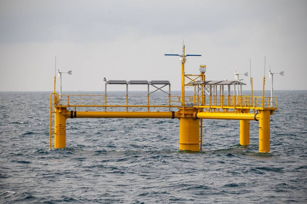 d&eacute;couvrez w300a, la solution flottante innovante d'energa&iuml;a pour une production d'&eacute;nergie durable et efficace sur l'eau.