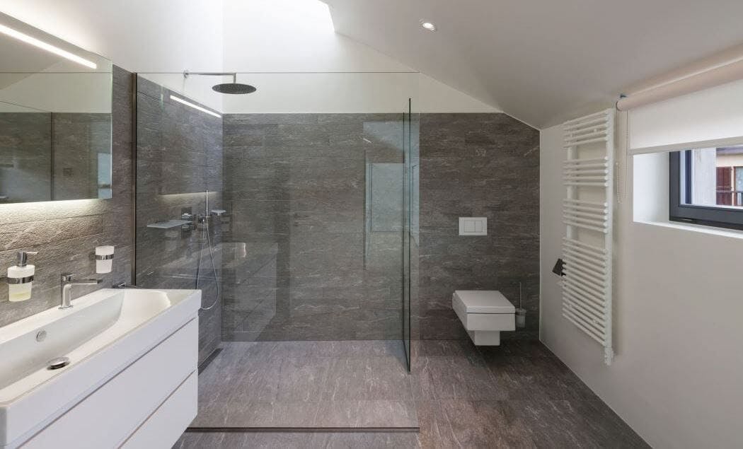 d&eacute;couvrez le co&ucirc;t moyen de r&eacute;novation d'une salle de bains au m&sup2; et obtenez des conseils pour estimer votre budget avec pr&eacute;cision.